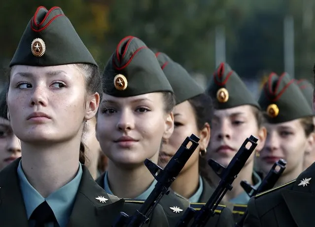 First year cadets of the Military University of Communication attend an oath-taking ceremony in St.Petersburg September 6, 2014. (Photo by Alexander Demianchuk/Reuters)
