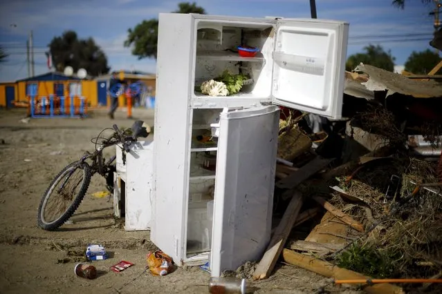 A refrigerator lies on a damaged street after an earthquake hit areas of central Chile, in Tongoy town, next to Coquimbo city, north of Santiago, September 18, 2015. (Photo by Ivan Alvarado/Reuters)