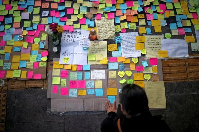 A mourner leaves a message near the site of a crowd crush that happened during Halloween festivities, in Seoul, South Korea on November 2, 2022. (Photo by Kim Hong-Ji/Reuters)