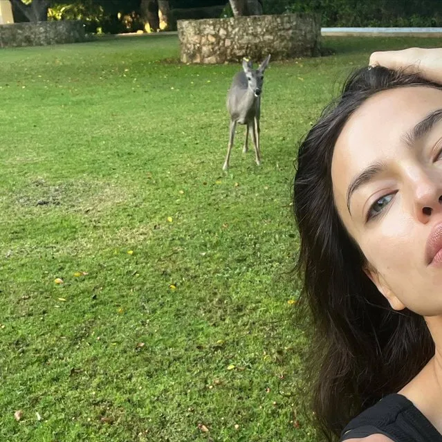 Russian model Irina Shayk befriends a deer in Mexico in the first decade of December 2022. (Photo by irinashayk/Instagram)