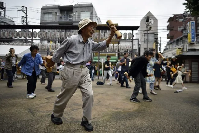 Elderly and middle-aged people practice physical activity with wooden dumbbells during an event marking the “Respect-for-the-Aged” Day in Tokyo, Japan, 19 September 2016. According to government data released on 13 September, the number of Japanese people aged 100 or older reached a record figure of 65,692 in September, with nearly 88 per cent of the centenarians being women. (Photo by Franck Robichon/EPA)