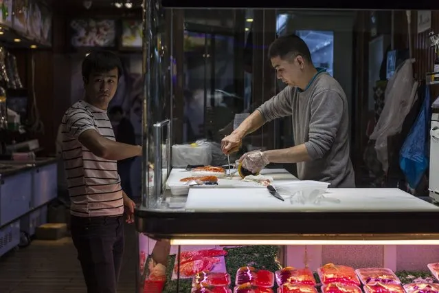 Vendor sells seafood to costumers on Huangsha Seafood Market in Guangzhou, Guandong Province, China, 18 January 2018. (Photo by Aleksandar Plavevski/EPA/EFE)