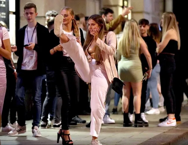 Students arrived the town for a boozy night in Leeds in northern English county of Yorkshire on September 16, 2020 to have time to have fun, as tightening restrictions on coronavirus will be tightenedю (Photo by NB PRESS LTD/The Sun)