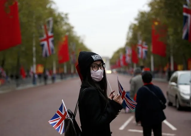 A supporter of China's President Xi Jinping waits on the Mall for him to pass during his ceremonial welcome, in London, Britain, October 20, 2015. (Photo by Peter Nicholls/Reuters)