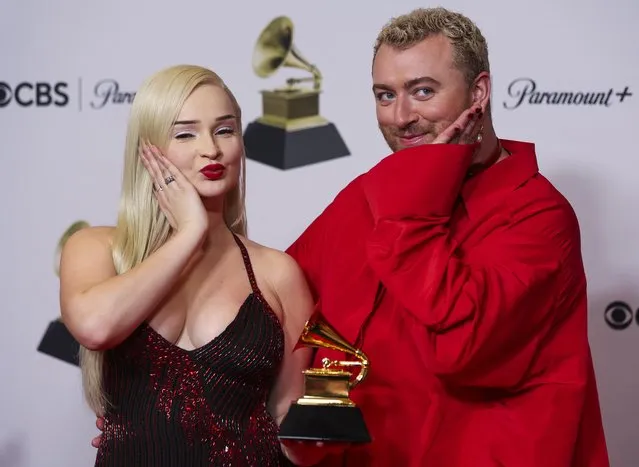 Sam Smith and Kim Petras pose with their award for Best Pop Duo/Group Performance for “Unholy” during the 65th Annual Grammy Awards in Los Angeles, California, U.S., February 5, 2023. (Photo by Mike Blake/Reuters)