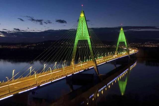 The festive lighting of the 100 meters high pylons of the Megyeri Bridge displaying Christmas trees in Budapest, Hungary, Saturday, December 24, 2022. This is the second time that the pylons of the 1862 meters long bridge are transformed into Christmas trees with decorative lighting during the holiday season. (Photo by Zoltan Mathe/MTI via AP Photo)