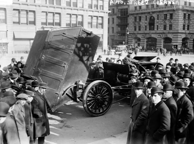 A képen a New York-i utcai tisztítójármű látható, Magnus Butler készítette.  New York, kb.  1910 és kb.  1915. (Fotó: George Grantham Bain)