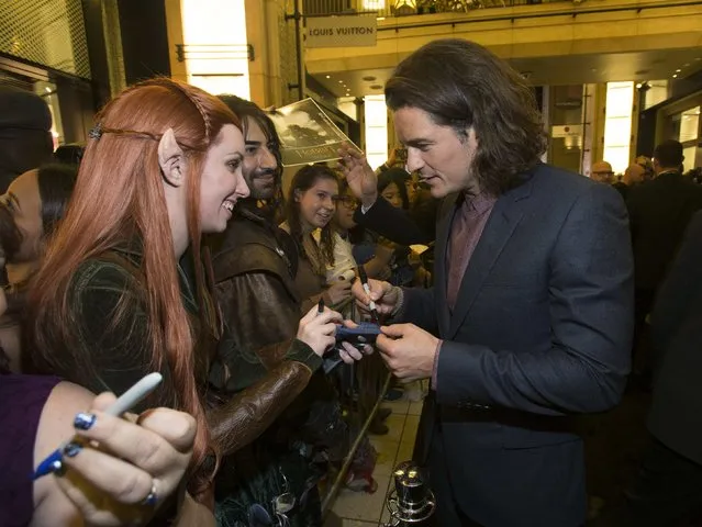 Cast member Orlando Bloom signs autographs at the premiere of “The Hobbit: The Battle of the Five Armies” at Dolby theatre in Hollywood, California December 9, 2014. The movie opens in the U.S. on December 17. (Photo by Mario Anzuoni/Reuters)
