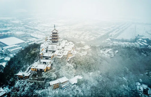 An aerial view of Langshan Mountain after snowfall in Nantong in China's eastern Jiangsu province on January 25, 2018. (Photo by AFP Photo/Stringer)