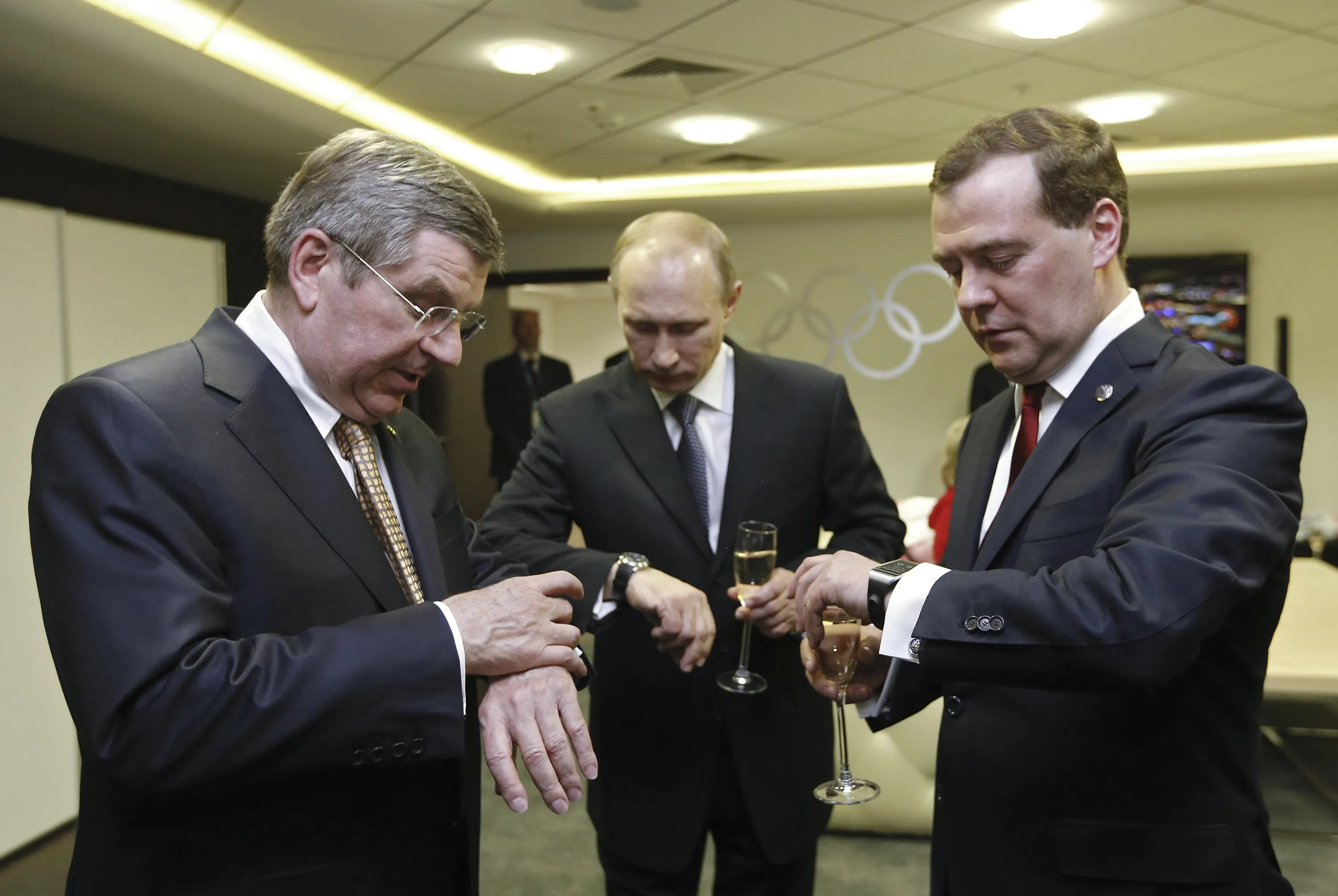 Toms russia. Часы политиков. Дорогие часы политиков. Часы с Путиным и Медведевым.