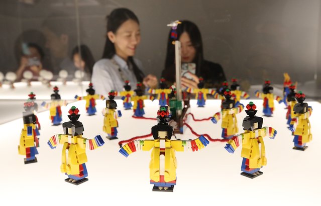 At the 8th Yeongnam Dance Festival exhibition 'Dancing Lego' held at the Busan National Gugak Center in Busanjin-gu, Busan on September 3, 2025, visitors are enjoying a traditional Korean dance reinterpreted with Lego blocks. (Photo by Kim Dong-hwan)