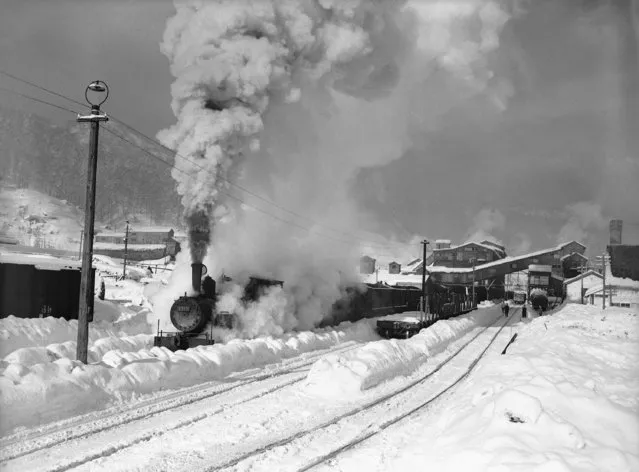A train gets ready to haul a load of coal down to the markets of Japan from a coal mining area on the island of Hokkaido, Japan on December 28, 1947. (Photo by Charles Gorry/AP Photo)
