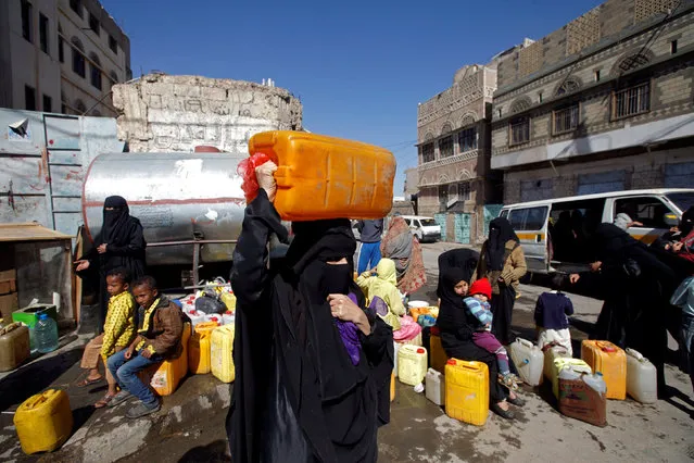 A woman carries a jerrycan filled with potable water from a charity tap during the first day of a 48-hour ceasefire in Sanaa, Yemen November 19, 2016. (Photo by Mohamed al-Sayaghi/Reuters)