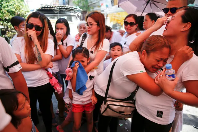 The wife and other relatives of Florjohn Cruz, who was killed in a police drugs buy-bust operation, cry as his coffin leaves their home for his funeral in Manila, Philippines October 30, 2016. (Photo by Damir Sagolj/Reuters)