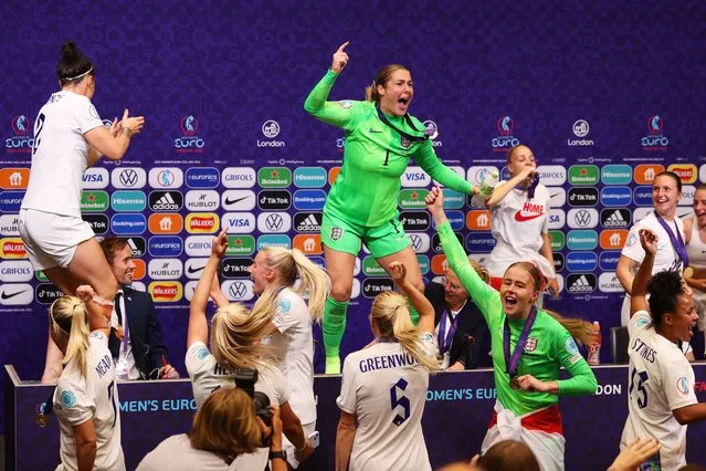 Lucy Bronze and Mary Earps dance on the Press Conference table as players of England interrupt the Press Conference with Sarina Wiegman, Manager of England, after the UEFA Women's Euro 2022 final match between England and Germany at Wembley Stadium on July 31, 2022 in London, England. (Photo by Sarah Stier – UEFA/UEFA via Getty Images)