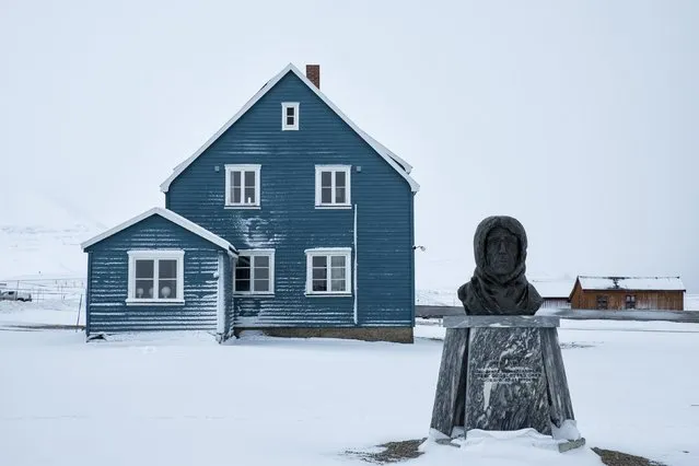 A scupted bust of Norwegian explorer Roald Amundsen is seen at the scientific base of Ny Alesund, in Norway, October 18, 2015. (Photo by Anna Filipova/Reuters)