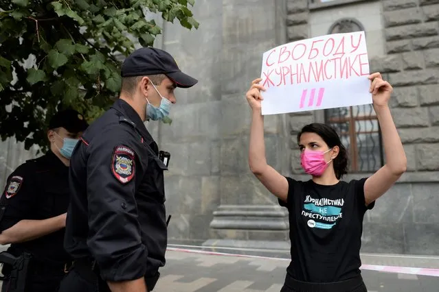 Police detain a journalist with the poster reads “Journalism Freedom”, during individual pickets in Moscow, Russia, Saturday, August 21, 2021. Russian police have detained several journalists who protested authorities' decision to label a top independent TV channel as a “foreign agent”. The journalists held individual pickets Saturday outside the main headquarters of the country's top domestic security agency, the FSB, on Moscow's Lubyanka Square. (Photo by Denis Kaminev/AP Photo)