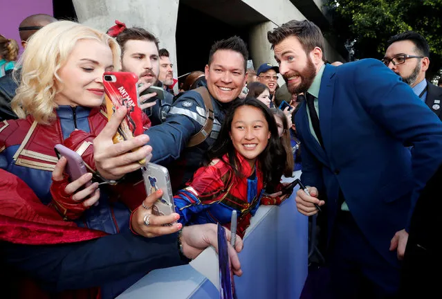 Cast member Chris Evans poses with fans on the red carpet at the world premiere of the film "The Avengers: Endgame" in Los Angeles, California, April 22, 2019. (Photo by Mario Anzuoni/Reuters)