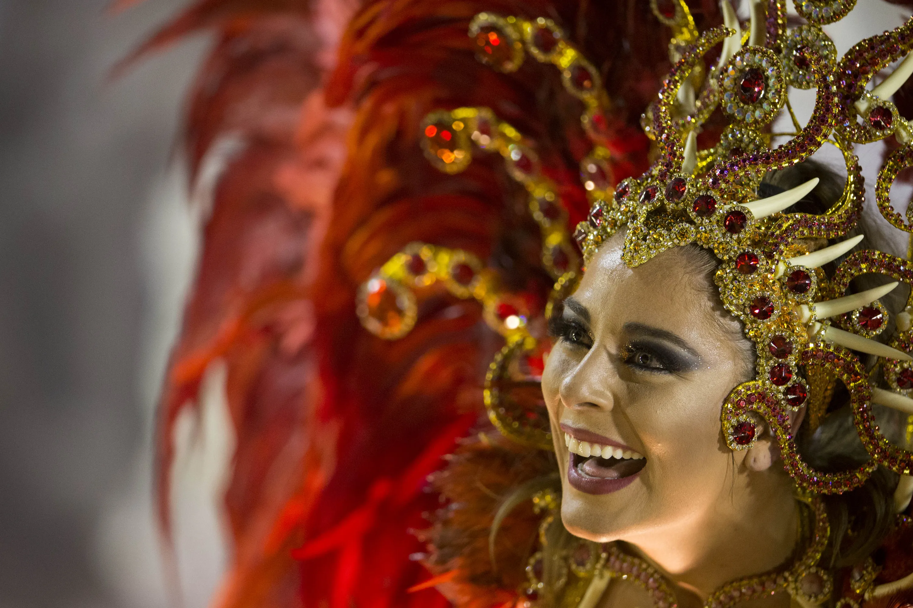 Девушка карнавал. Карнавал в Бразилии. Карнавал бразильский карнавал. Карнавал в Рио-де-Жанейро 2023. Бразильский карнавал фото.