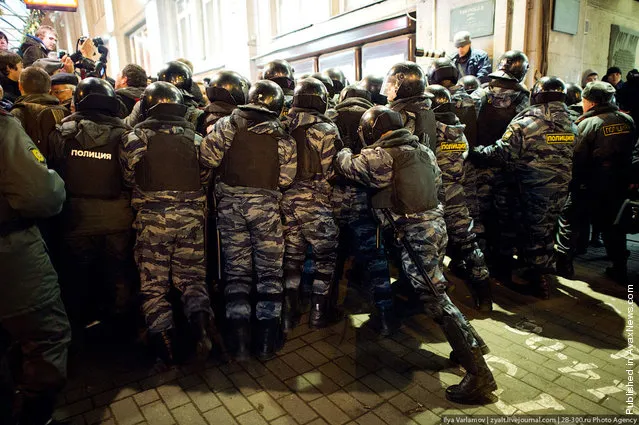 Riot police detain Russian opposition activists taking part in an unauthorized rally, on Triumfalnaya Square in central Moscow, late on December 6, 2011