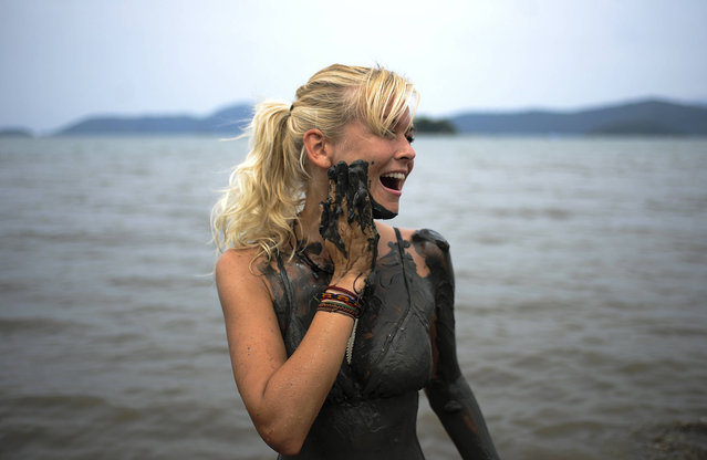 Teenagers playing with mud started the Bloco da Lama in 1986 and it has since become an annual event in the city of Paraty, Brazil. Hundreds of people wrestle, coat each other in mud and throw it around to the sound of samba and reggaeton at a carnival beach party on February 18, 2023. Clothes are optional, but mud is not. (Photo by Fabio Teixeira/SIPA Press/Profimedia)