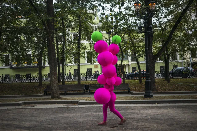A circus performer walks through a park in downtown Moscow, Russia on September 15, 2019. (Photo by Dimitar Dilkoff/AFP Photo)