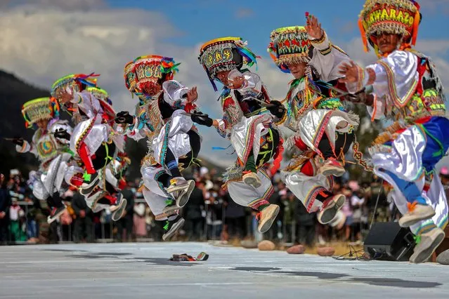 This handout picture released by the Peruvian presidency shows dancers performing the “Scissors Dance” during Peruvian President Pedro Castillo's symbolic presidential investiture ceremony in Ayacucho, southern Peru, on July 29, 2021. Peru's new president, leftist Pedro Castillo, appointed Guido Bellido as the new Prime Minister in a symbolic ceremony with foreign dignitaries at the Pampa de la Quinua, site of the Battle of Ayacucho on December 9, 1824, which sealed the independence of Peru and the rest of Hispanic America. (Photo by Alberto Orbegoso/Peruvian Presidency/AFP Photo)