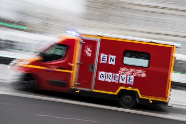 A firemen truck reading “on strike” runs on December 19, 2019 in Nantes. Protest against French government's plan to overhaul the country's retirement system, is in a 15th day of national general strike (Photo by Loic Venance/AFP Photo)