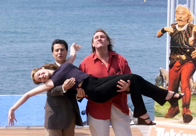 French actors Christian Clavier (L), Gerard Depardieu and model Laetitia Casta, pose for photographers for the promotion of their film “Asterix and Obelix” on May 16, 1998 in front of the Majestic Hotel in Cannes, France. (Photo by Christophe Simon/AFP Photo)