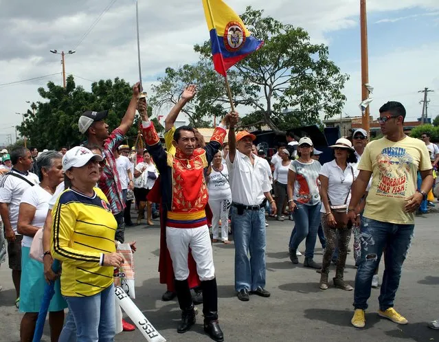 A Colombian man, dressed as Simon Bolivar participates in a protest against the government of Venezuelan President Nicolas Maduro, at the Simon Bolivar bridge border with Venezuela, in Cucuta, September 6, 2015. Brazil and Argentina's foreign ministers visited Bogota on Friday in an effort to kick-start dialogue between Colombia and Venezuela over a border crisis that has seen more than 16,000 Colombians leave their adopted home. (Photo by Manuel Hernandez/Reuters)