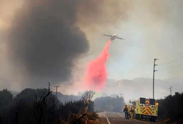 A jet tanker drops retardant on a wildfire along Highway 173 in Hesperia, Calif. on Monday, August 8, 2016. Smoke plumes roiling from flaming ridges of the San Bernardino Mountains blew all the way across the Mojave Desert to Las Vegas as California's latest big wildfire chewed through timber and brush Monday. Hundreds of firefighters, aided by 16 aircraft, battled flames that spread across 7 square miles on the northern side of the rugged mountain range about 60 miles east of Los Angeles. (Photo by James Quigg/The Daily Press via AP Photo)