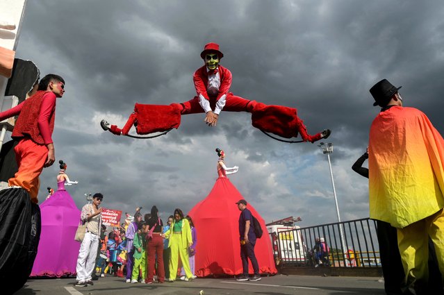 Revelers perform during the traditional “Cali Viejo” parade in the framework of the Fair of Cali at the Salsodromo in Cali, Colombia, on December 28, 2023. (Photo by Joaquín Sarmiento/AFP Photo)