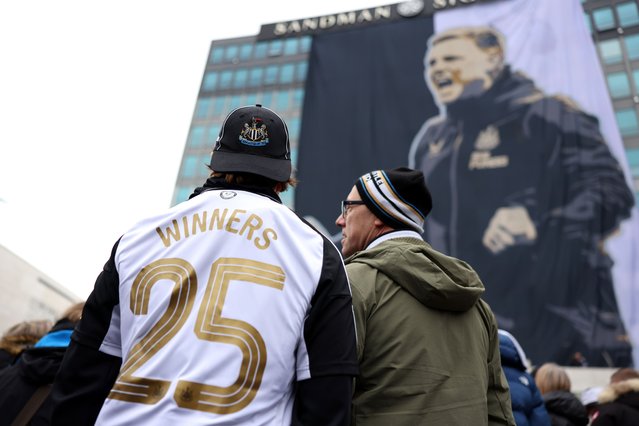 Fans of Newcastle United look on, towards a giant banner of Eddie Howe, Manager of Newcastle United, on the side of the Sandman Signature hotel during the Newcastle United trophy parade and celebration on March 29, 2025 in Newcastle upon Tyne, England. Newcastle United defeated Liverpool in the Carabao Cup Final to end their seventy-year domestic trophy drought. (Photo by George Wood/Getty Images)