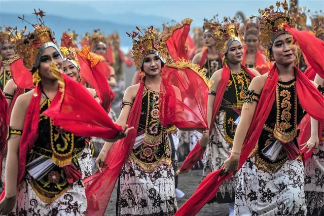Traditional dancers perform during the annual Gandrung Sewu festival on Boom beach in Banyuwangi on October 29, 2022. (Photo by Juni Kriswanto/AFP Photo)