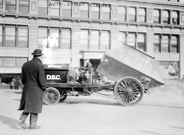 A képen a New York-i utcai tisztítójármű látható, Magnus Butler készítette.  New York, kb.  1910 és kb.  1915. (Fotó: George Grantham Bain)