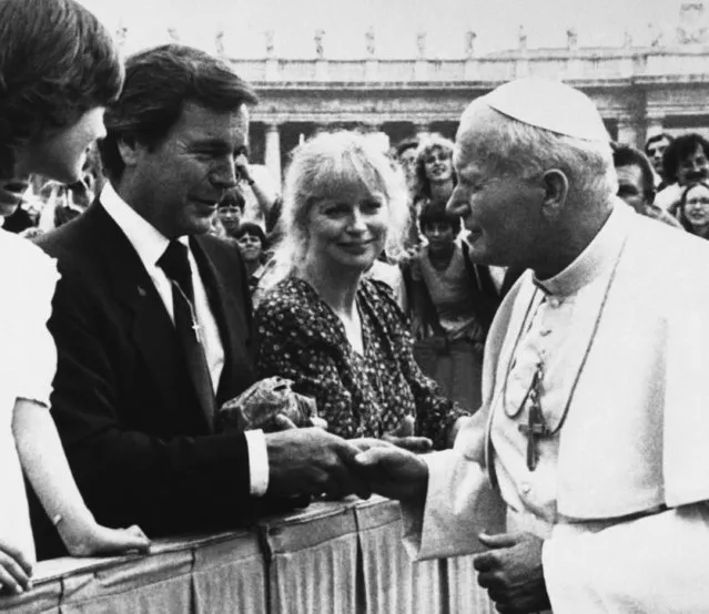 Pope John Paul II shakes hands with American actor Robert Wagner in St. Peter's Square, Vatican City, August 17, 1983, during the Pontiff's weekly general audience. Woman at center unidentified. (Photo by Claudio Luffoli/AP Photo)