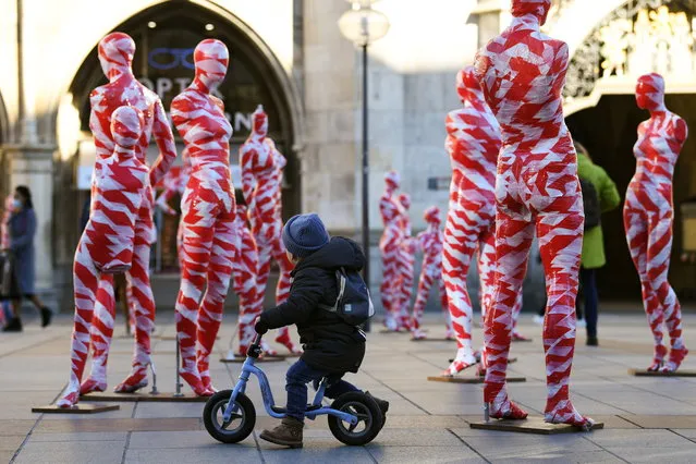 A little boy looks at an art installation with 111 mannequins on Marienplatz calling for more “mindfulness and appreciation” in times of corona as the spread of the coronavirus disease (COVID-19) continues in Munich, Germany, November 18, 2020. (Photo by Andreas Gebert/Reuters)