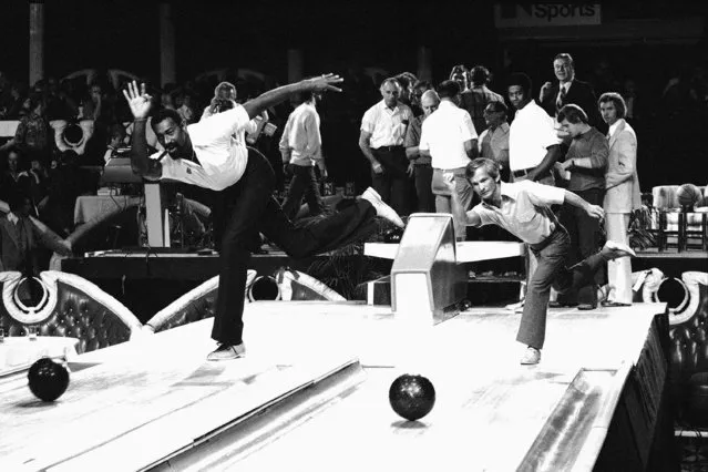 Basketball's Wilt Chamberlain, left, and jockey Bill Shoemaker warm up their bowling game before starting competition in “Dynamic Duos” match, Thursday, December 15, 1977 at Caesars Palace in Las Vegas. The show is being taped by the NBC sports network for showing in late January. (Photo by Wally Fong/AP Photo)