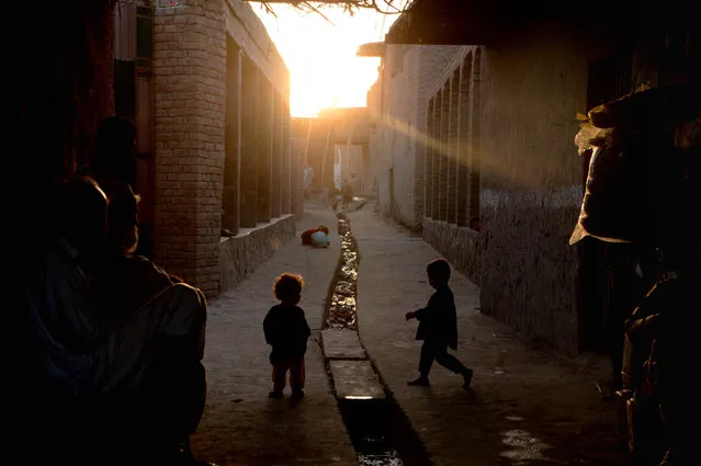 Afghan children play in a street on the outskirts of Jalalabad on September 2, 2015. (Photo by Noorullah Shirzada/AFP Photo)