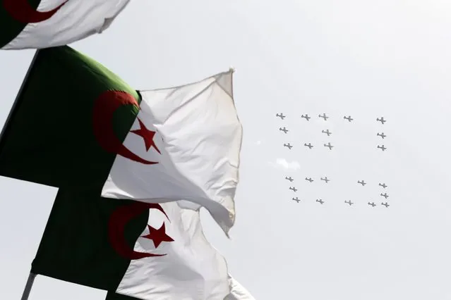 War planes fly to display the number 60 during a military parade to mark the 60th anniversary of Algeria's independence, Tuesday, July 5, 2022 in Algiers. Algeria is celebrating 60 years of independence from France with nationwide ceremonies, a pardon of 14,000 prisoners and its first military parade in years. (Photo by Toufik Doudou/AP Photo)