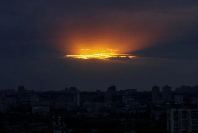 A view shows the Ukrainian capital at sunset during an air raid alert, amid Russia's attack on Ukraine, in Kyiv, Ukraine on June 8, 2023. (Photo by Gleb Garanich/Reuters)