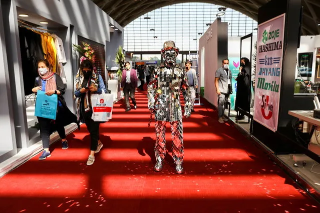 A man wearing a suit made of mirrors is seen in a fashion and clothing exhibition in Tehran, Iran, October 13, 2021. (Photo by Majid Asgaripour/WANA (West Asia News Agency) via Reuters)
