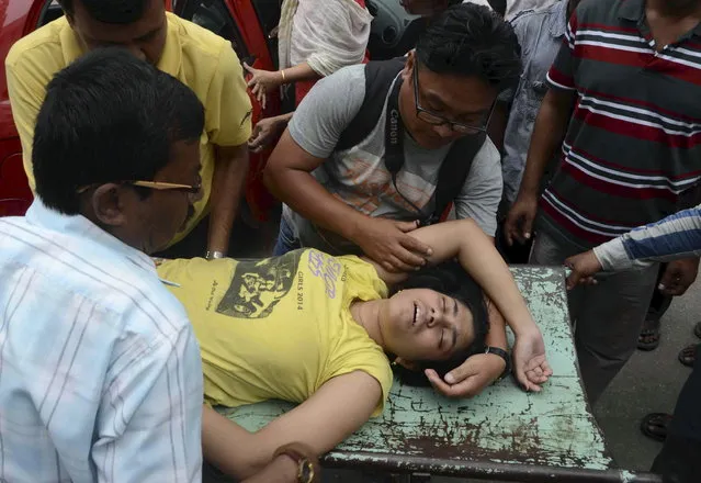 A woman is rushed to a hospital after she fainted following an earthquake in Siliguri, India, May 12, 2015. (Photo by Reuters/Stringer)