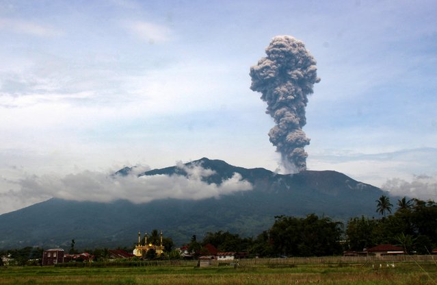 Mount Marapi volcano spews volcanic ash during an eruption as seen from Bukittinggi, West Sumatera province, Indonesia, May 30, 2024, in this photo taken by Antara Foto. (Photo by Al Fatah/Antara Foto via Reuters)