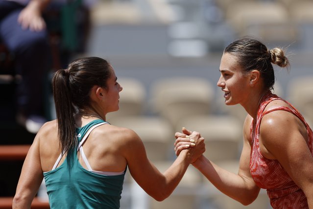 Aryna Sabalenka of Belarus, right, and Emma Navarro of the U.S. shake hands after their fourth round match of the French Open tennis tournament at the Roland Garros stadium in Paris, Monday, June 3, 2024. (Photo by Jean-Francois Badias/AP Photo)