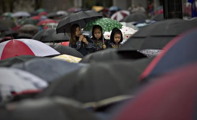 First Nations' children wait in the rain to take part in a Truth and Reconciliation march in Vancouver, British Columbia September 22, 2013. (Photo by Andy Clark/Reuters)