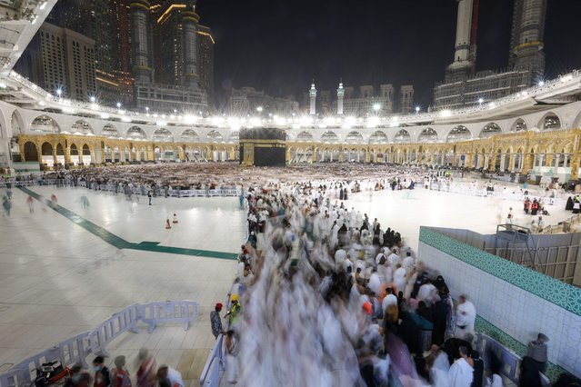 Muslim worshippers circumambulate around the Kaaba, Islam's holiest shrine, at the Grand Mosque in the holy city of Mecca in the holy month of Ramadan on April 14, 2023. (Photo by Abdel Ghani Bashir/AFP Photo)