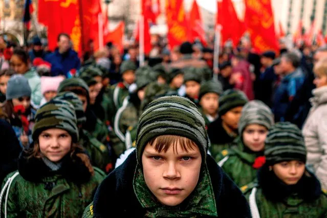 Cadets and Russian Communist party activists and supporters attend a flowers-laying ceremony at the Lenin's Mausoleum dedicated to the upcoming 102th anniversary of the Bolshevik Revolution also known as the October Revolution in which Vladimir Lenin’s Bolshevik Communist government came to power – on Red Square in downtown Moscow on October 29, 2019. (Photo by Dimitar Dilkoff/AFP Photo)