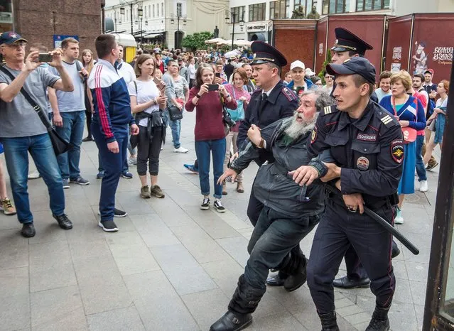 Police detain a participant during an unauthorized opposition rally in Moscow on June 12, 2017. (Photo by Mladen Antonov/AFP Photo)