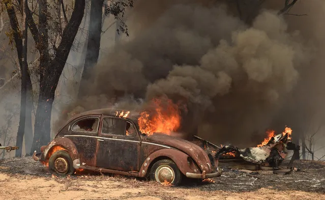 An old car burns from bushfires in Balmoral, 150 kilometres southwest of Sydney on December 19, 2019. A state of emergency was declared in Australia's most populated region on December 19, as a record heat wave fanned unprecedented bushfires. (Photo by Peter Parks/AFP Photo)